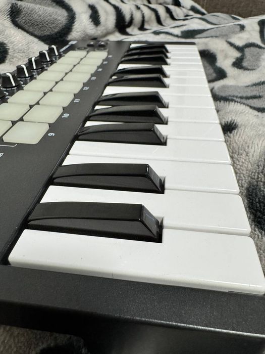 Продаю Б/в MIDI-клавіатура Novation Launchkey Mini
