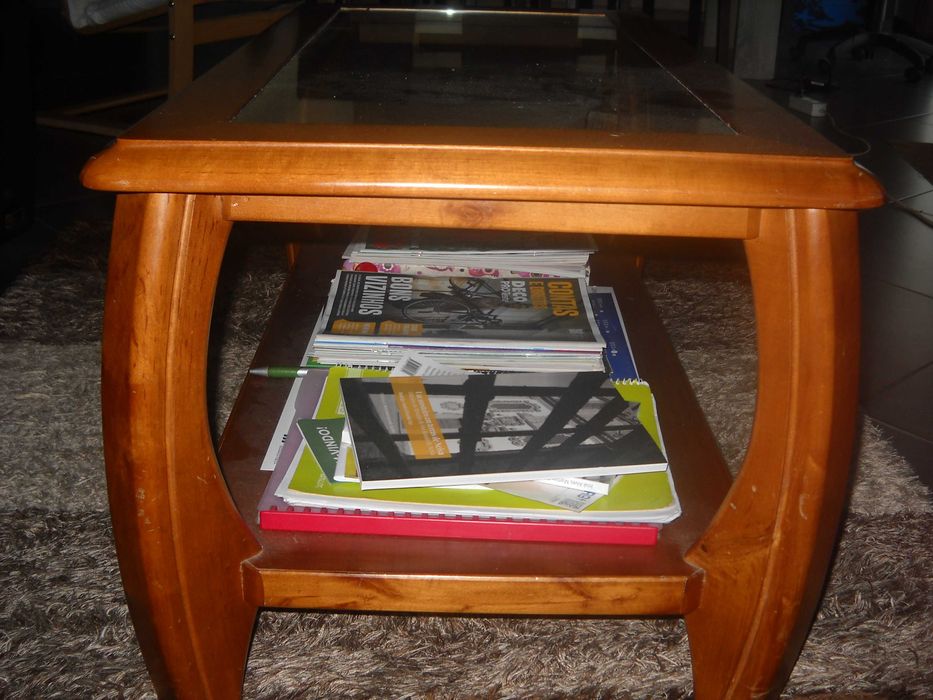 Mesa de centro em pinho mel com vidro