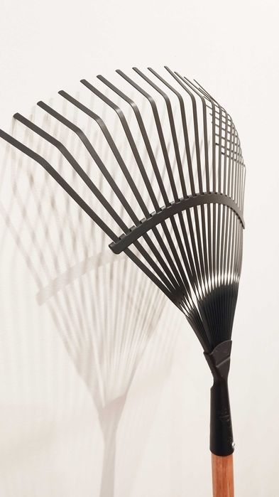 Vassoura Jardim Bellota (cabo de madeira)