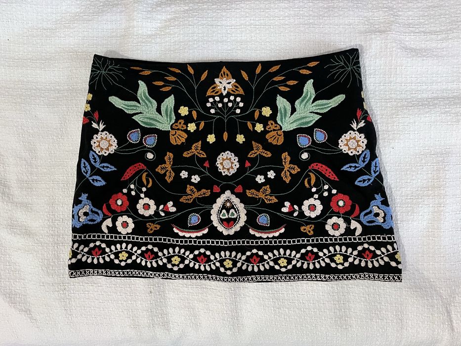 Czarna mini spódnica z haftem M Zara