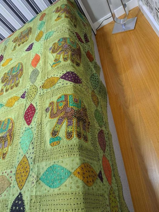 Colcha em patchwork, artesanal, cama de casal.