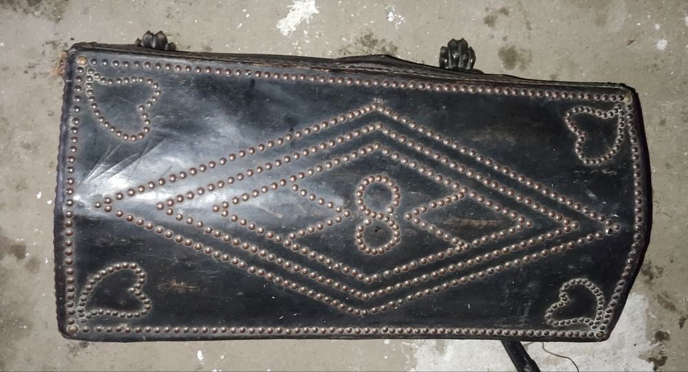 Baú pés de leão antigo