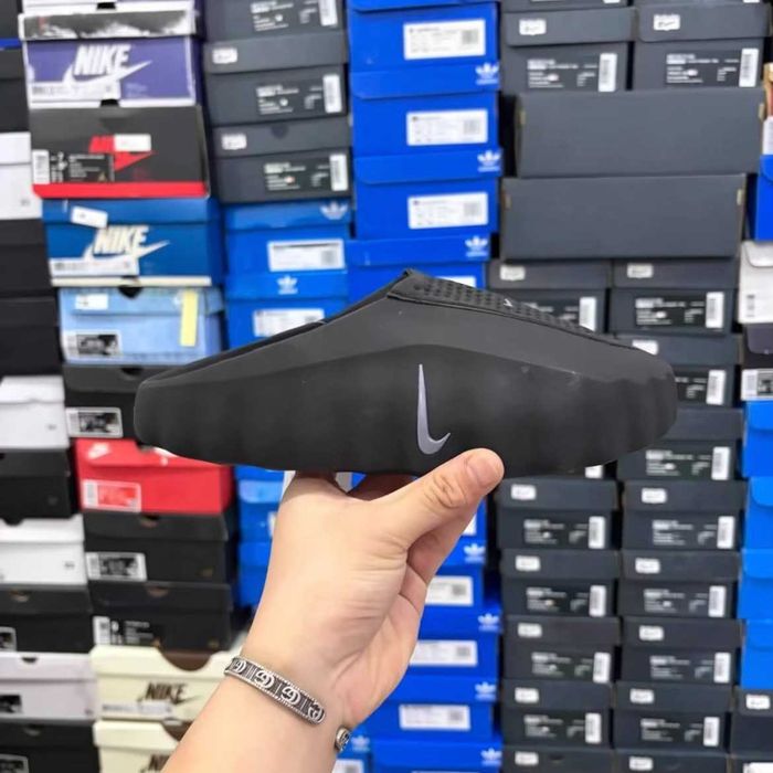 Czarne kapcie Nike Mind 001 R.39