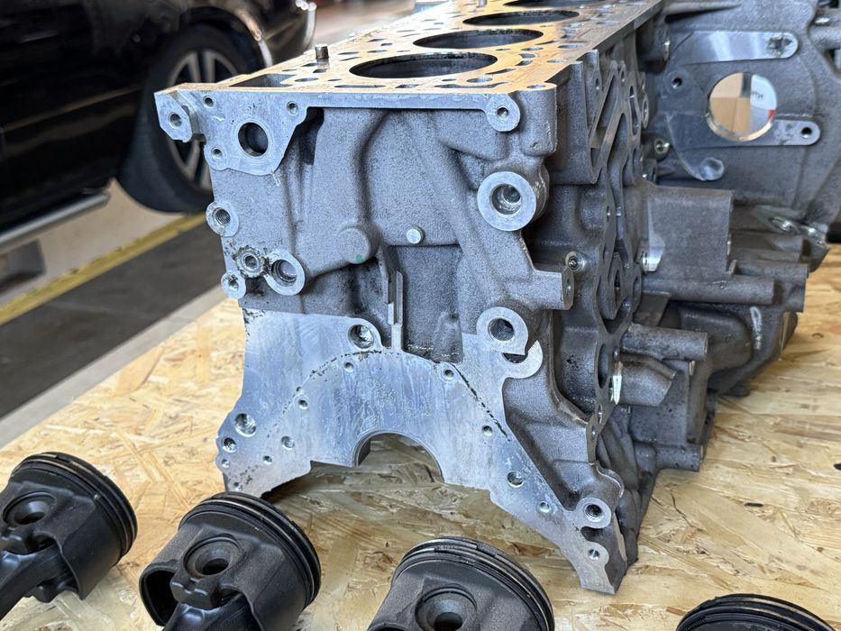 Блок циліндрів та поршні Mercedes 654920