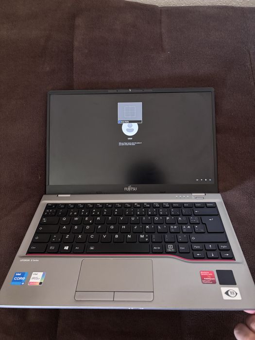 Portatil Fujitsu LIFEBOOK U7411