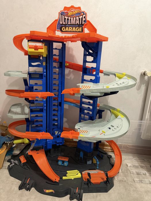 Легендарний гараж з динозавром Хот Вілс