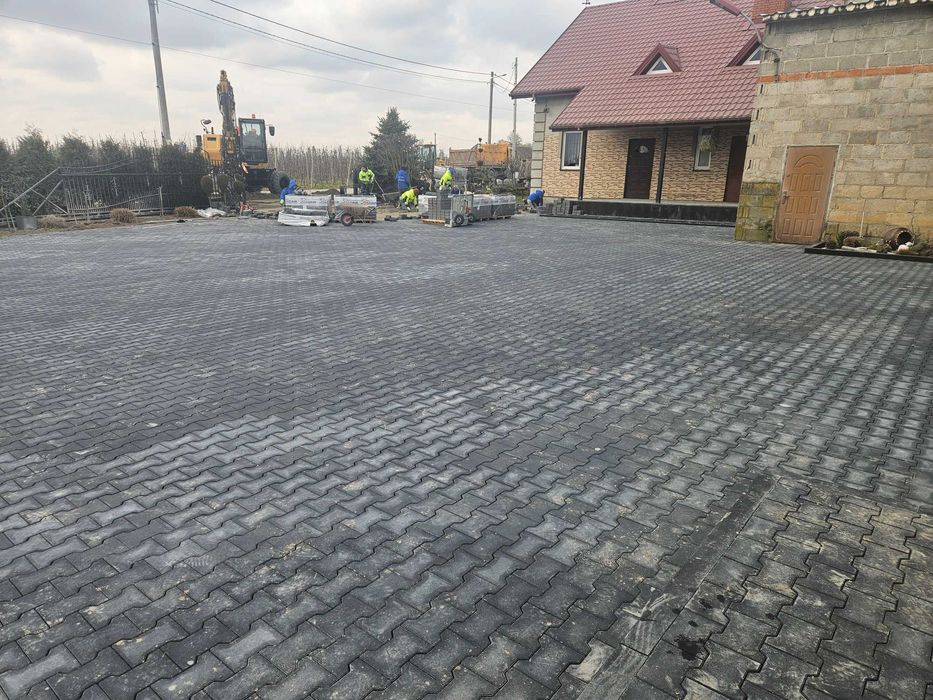 Układanie kostki przemysłowej podwórka sadownicze drogi parkingi