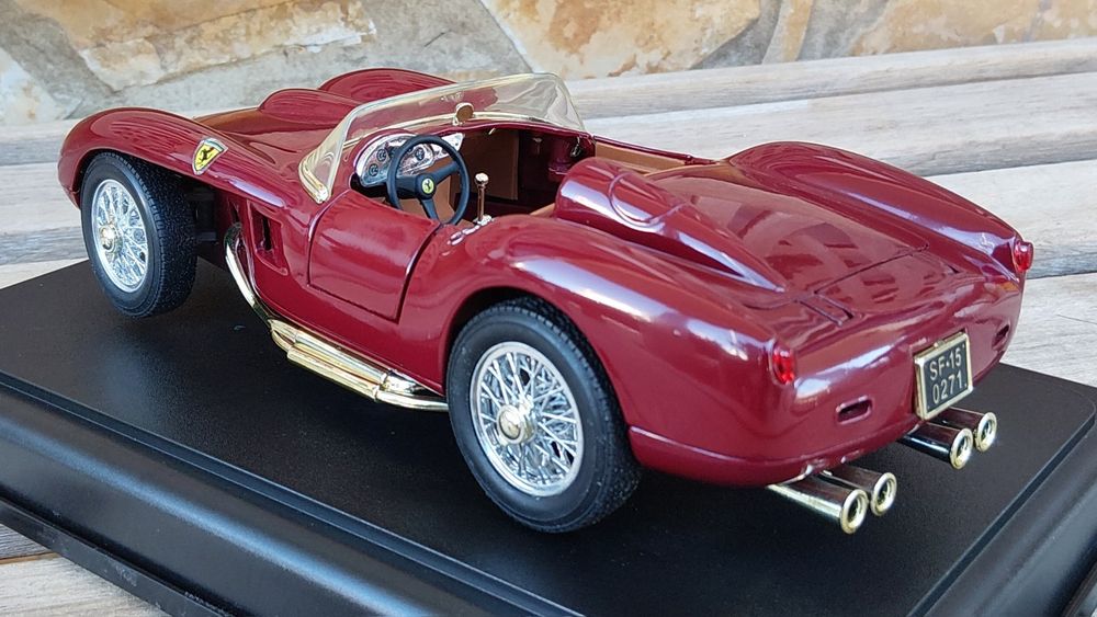 1958 Ferrari 250 Testa Rossa & Road Fuel Pump – Shell Collezione Classico 1:18