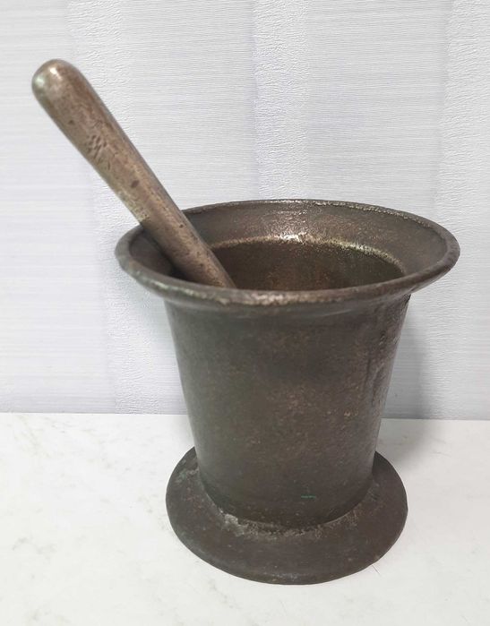 Большая бронзовая ступка с пестиком.