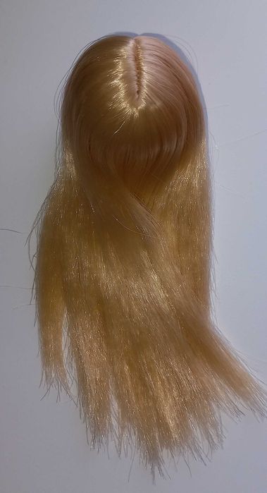 Głowa lalki z blond włosami