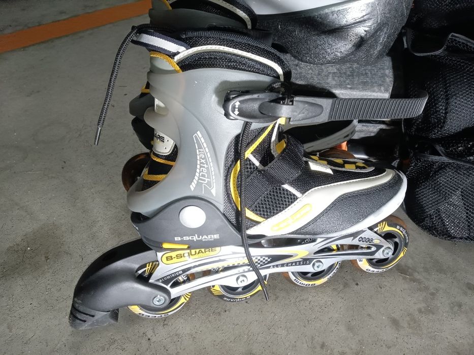 Vendo Patins  capacete e joelheiras. Pouco uso.