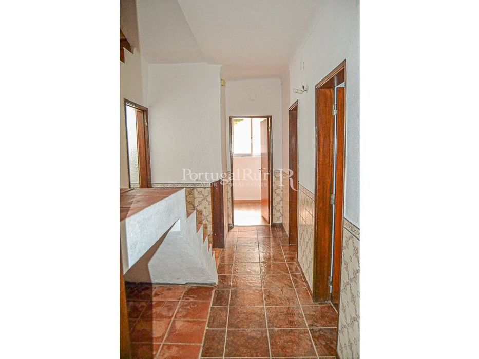 Moradia T5 com quintal, pronta a habitar, em Proença-a-Nova
