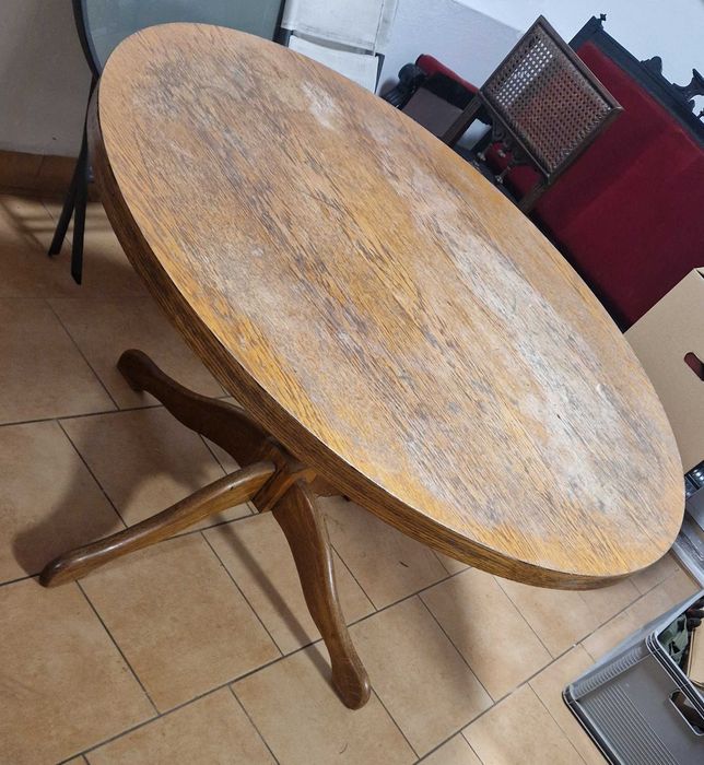 Drewniany okrągły stół z okleiną na blacie do renowacji