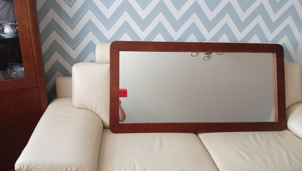 Lustro w drewnianej ramie