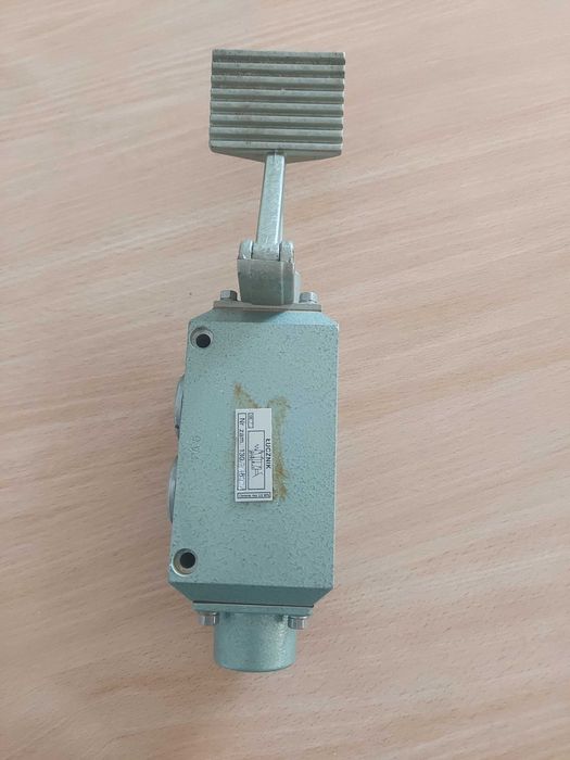 Zawór pneumatyczny rozdzielający 5 drogowy z pedałem "Łucznik"