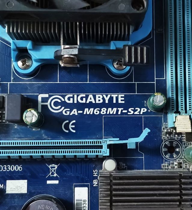 Комплект:материнська плата , процесор, кулер , Gigabyte GA-M68MT-S2P