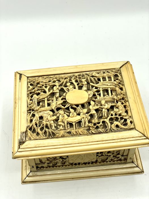 Caixa trabalhada em material nobre, seculo 19