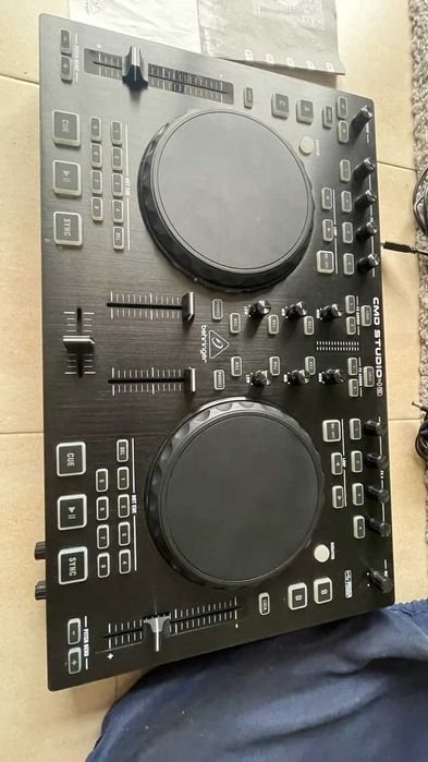 Mesa de Mistura Behringer CMD Studio 4A