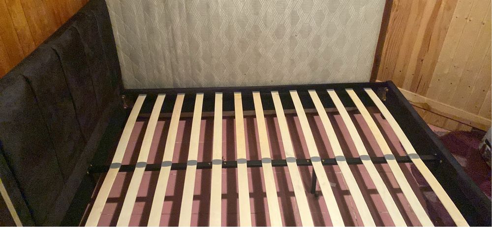 Cama preta nova com estrado