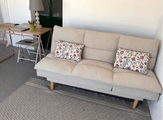 Sofá cama/chaise longue da Sklum, modelo Veka cor creme, em bom estado