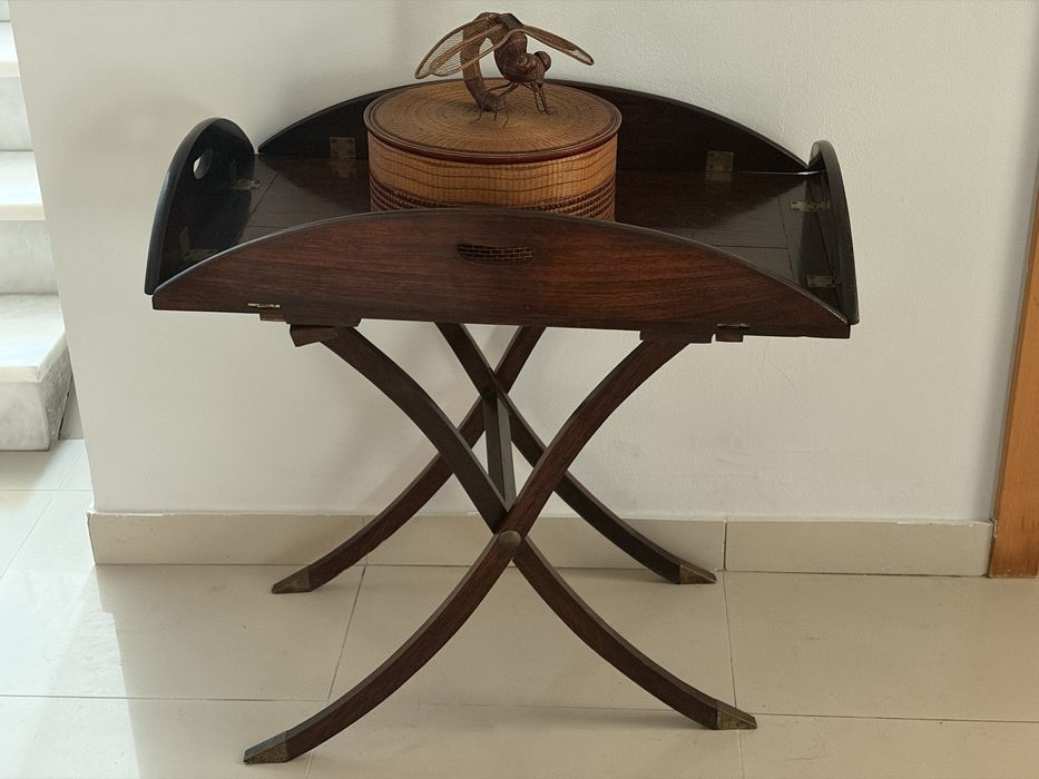 Vintage Bandeja de mordomo inglesa antiga, estilo campanha militar, com suporte dobrável.