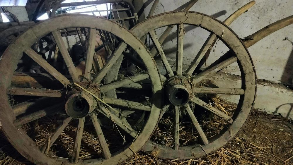 Дерев'яний віз(декор для саду)