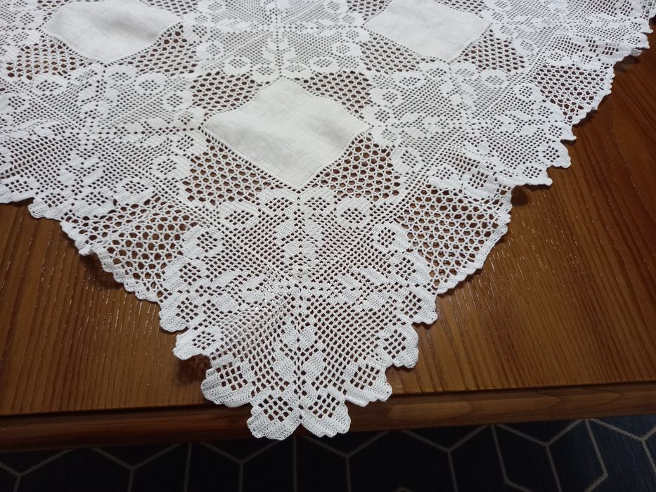 Toalha de mesa em linho e crochet