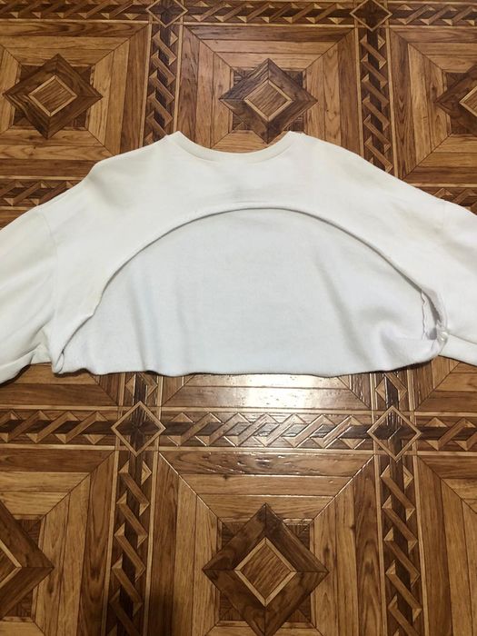 Biała bluza krótka