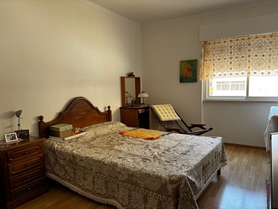 Mobília de quarto, em madeira macica