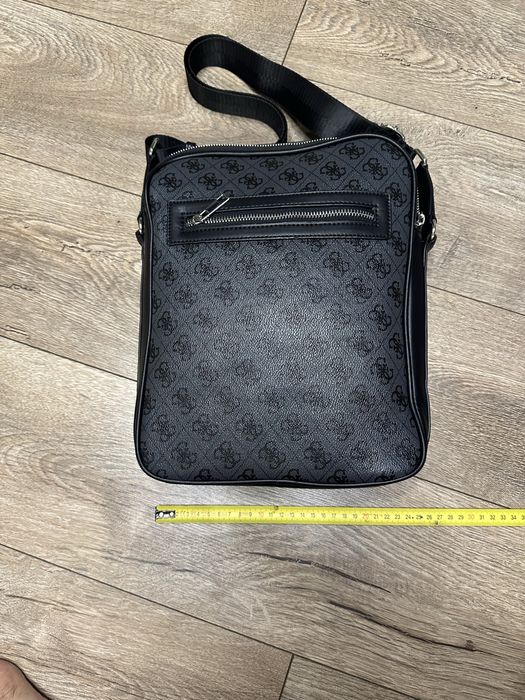 Продам оригінаньлу чоловічу сумку Guess