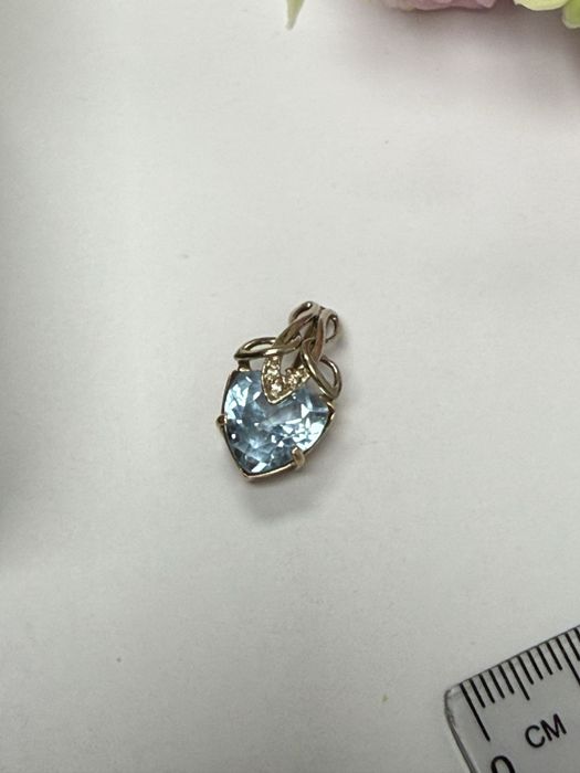 Золотой кулон с топазом