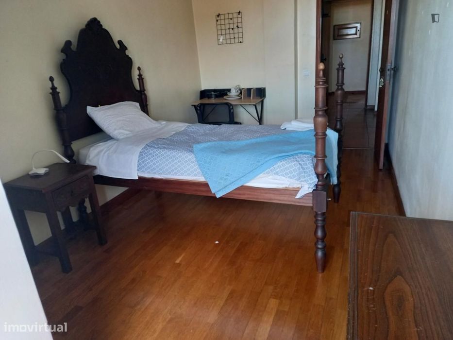 Quarto - localizado em Baixa de Santa Clara Coimbra