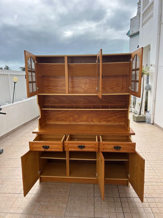 Cristaleira / Aparador em madeira maciça – bom estado