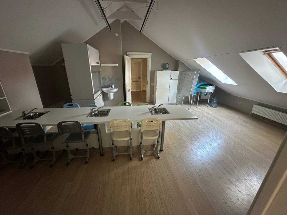 Будинок з басейном 1160 м2, 33 сотки в Ірпені