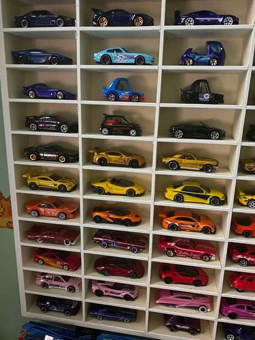 Colecao de hot wheels, Mini Gt e tarmac e parteleira incluida