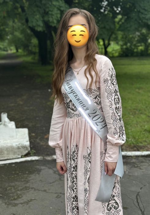 Випускне вишите плаття.