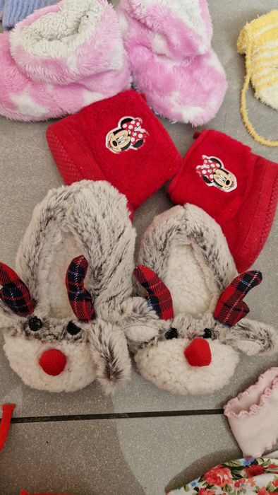 Zestaw rekawiczek, bucikow, opasek dla dziewczynki