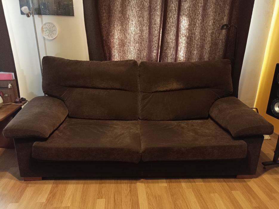 2 sofas, one with 2 seats and another with 3 seats.64551689460097122