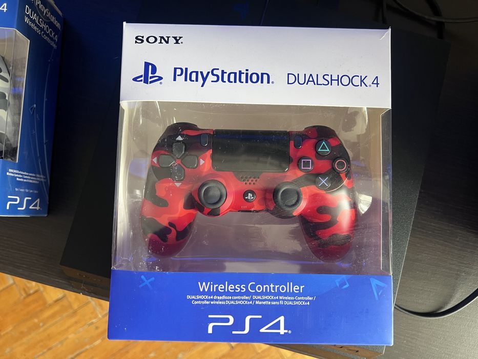 Продам PS4 1TB з трьома джойстиками
