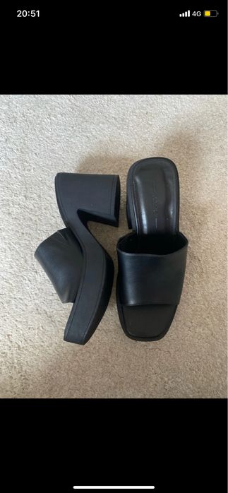 Sapatos pretos de salto alto