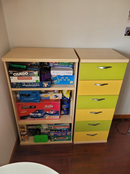 Conjunto Mobília Jovem (Cama, Prateleiras, Secretária, Cómodas)