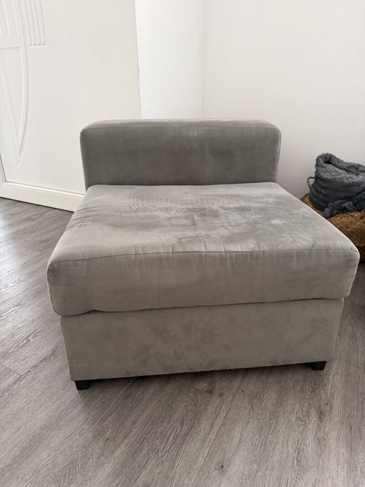 Sofá cinzento, 3 lugares. Todos abrem e ficam tipo cama. Tem a opção de abrir os assentos individualmente. Sofá individual também incluido.