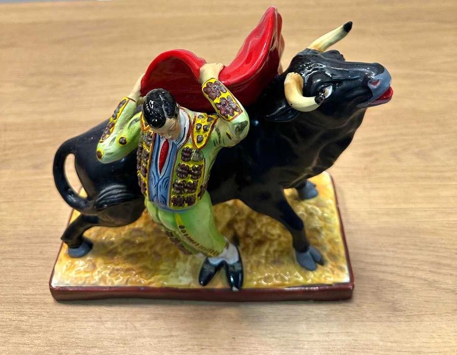 Estatueta antiga, touro e toureiro em barro