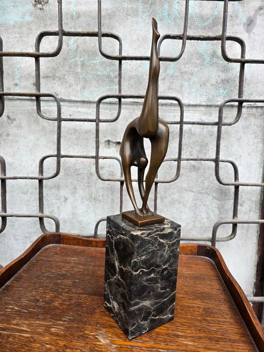 Figura wykonana z brązu Milo akrobatka art deco