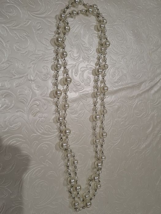 Colar comprido com pérolas, novo.

- Design elegante com pérolas.
- Corrente prateada.