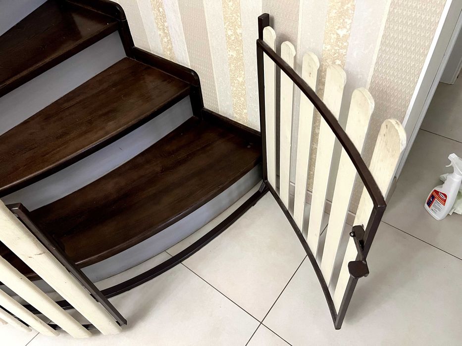 Дитячий бар'єр для сходів