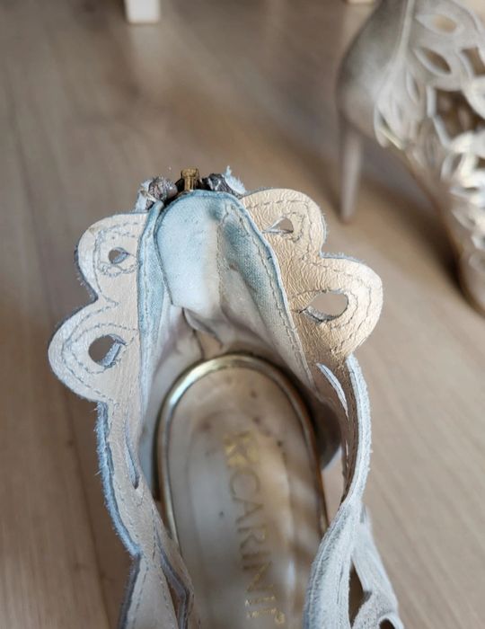 Sandały skórzane na szpilce Carinii 39