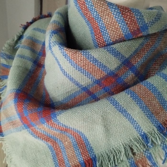 Chusta szal zimowy damski w kratę wymiary 80 cm x76 cm