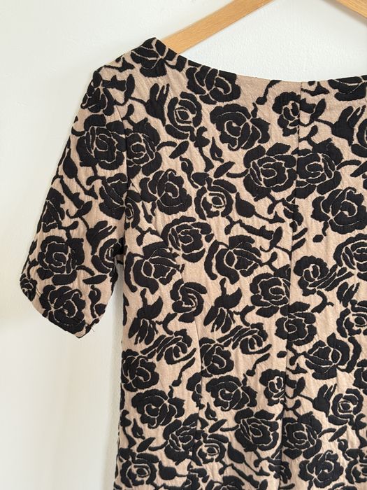 Sukienka Wallis elegancka kwiaty zimowa dopasowana czarna brązowa