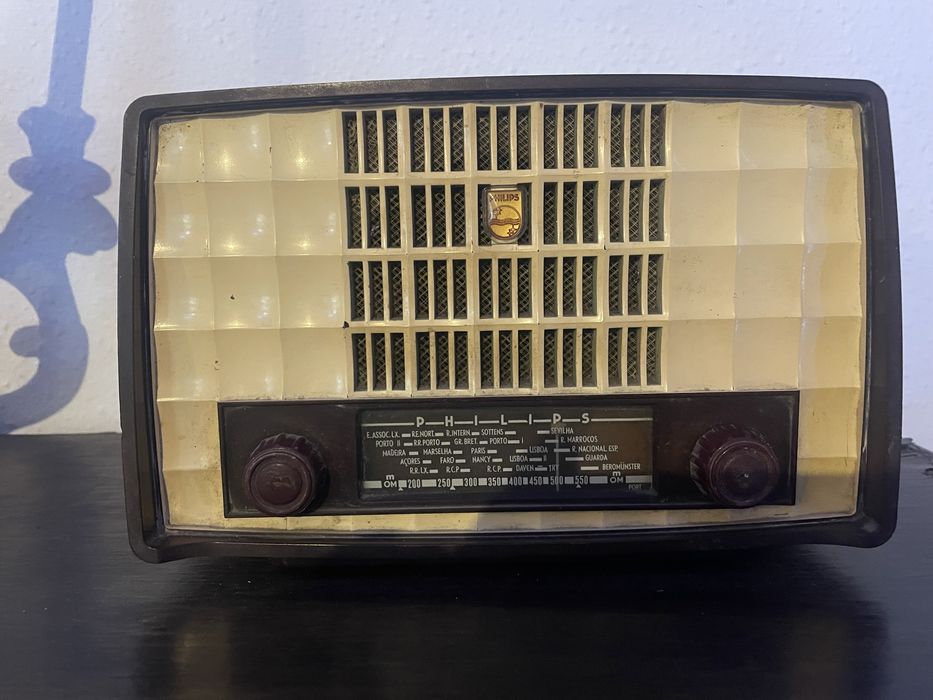 Radios a valvulas muito antigoa e a funcionar